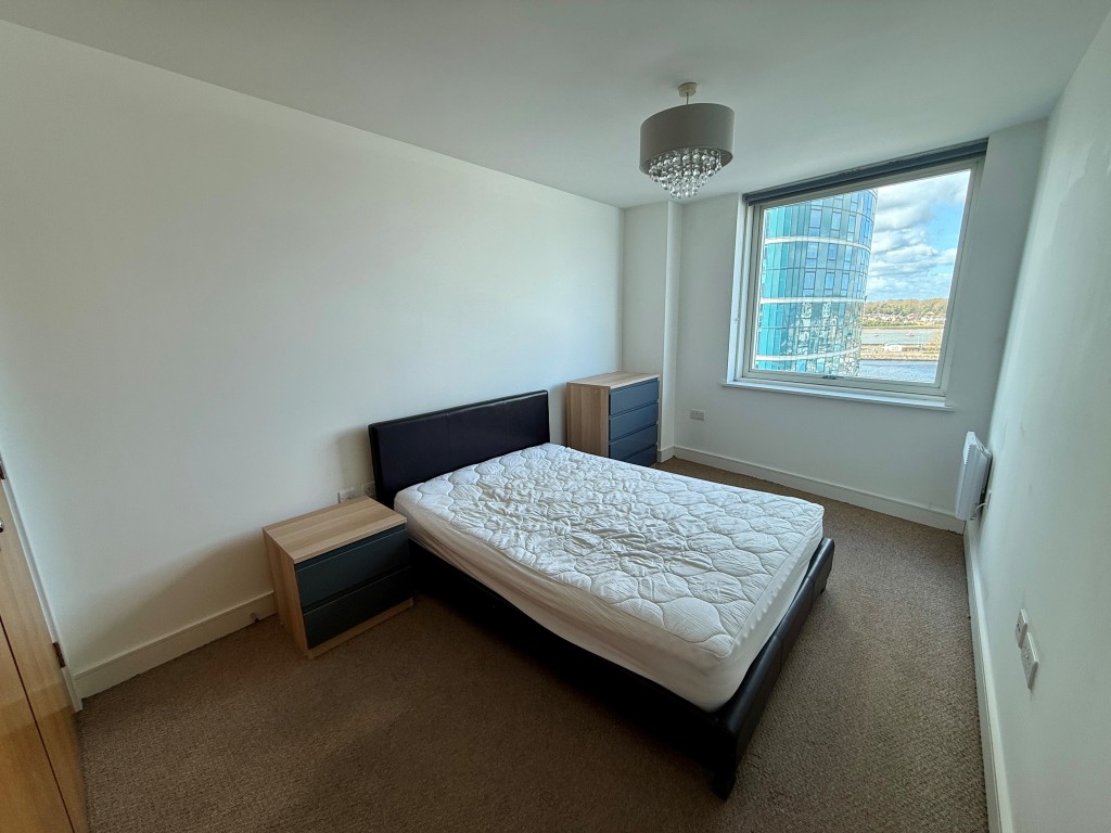 Lot: 77 - WELL PRESENTED FLAT WITH GOOD VIEWS - Bedroom with view